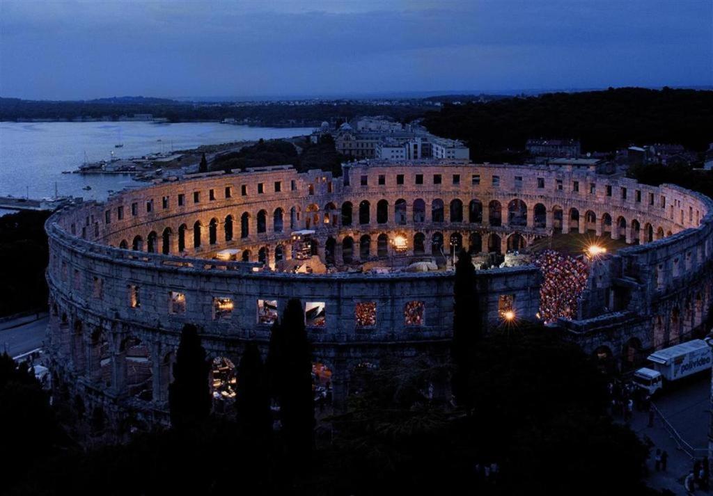 City Center Studio 4 Two Pula Bagian luar foto